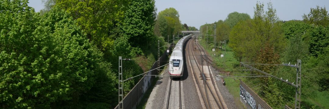 Blick auf den Streckenabschnitt auf Höhe Deutsch Evern (Mai 2024) [Quelle: DB InfraGO AG]